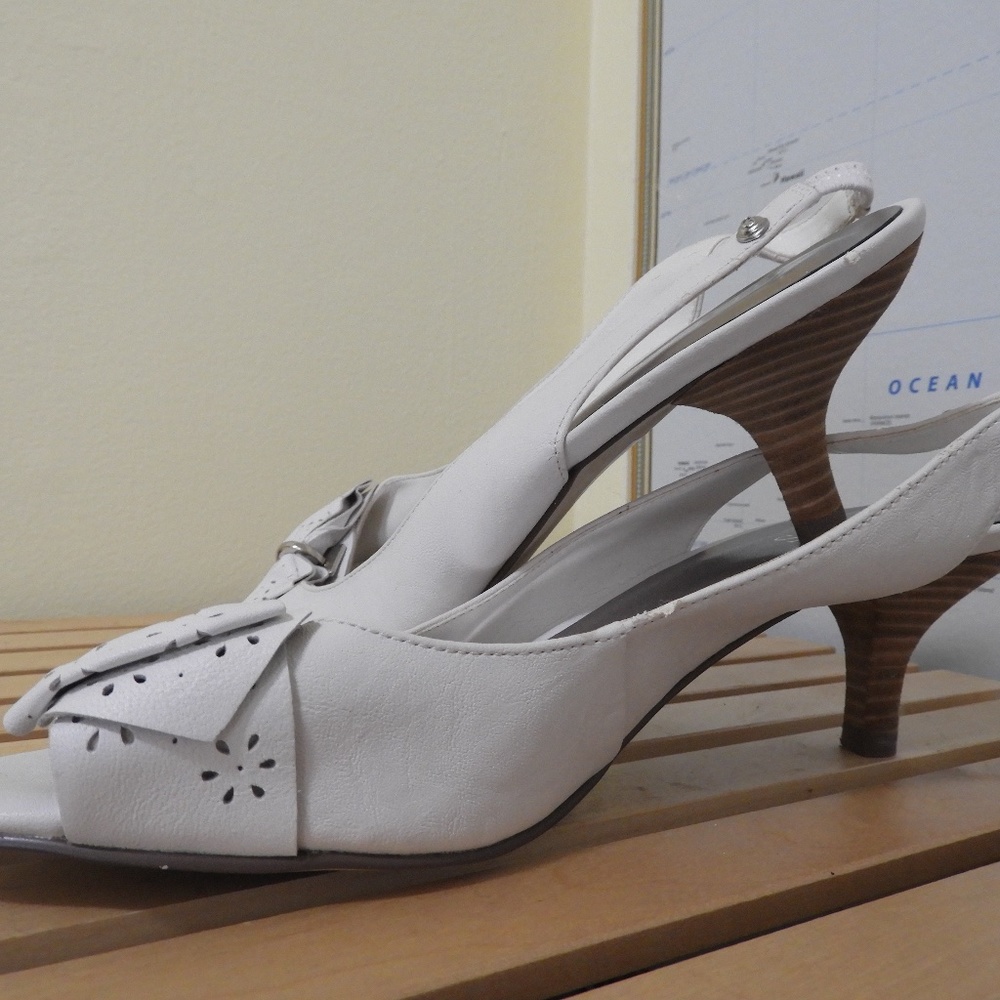 GUESS Kitten Heel White Leather Sling Back - Sz 40